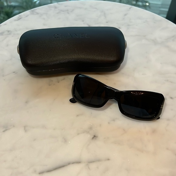 CHANEL BLACK SUNGLASSES 5099 501/87 56 15 135 - Picture 1 of 4